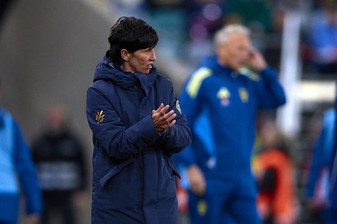 La seleccionadora Sonia Bermúdez aplaude durante el Suecia-España de la Liga de Naciones 2025