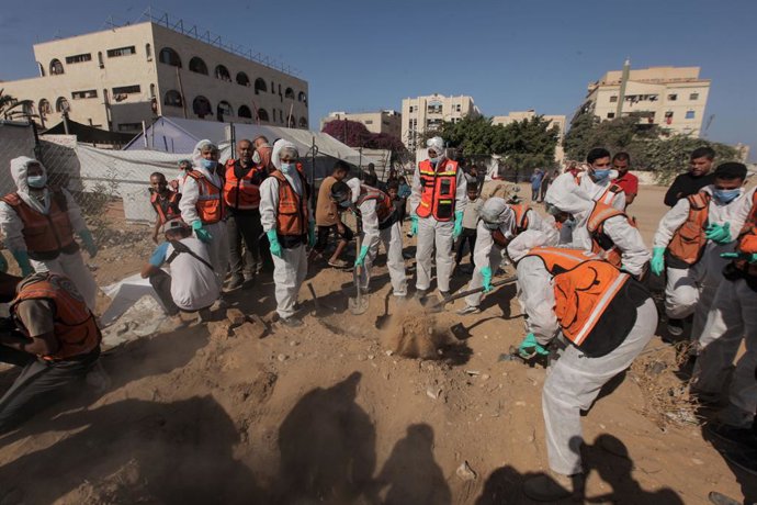 28 de outubro de 2025, Gaza, Palestina: (INT) Equipe de resgate recuperou 70 corpos na área de Al-Katiba - Gaza. 28 de outubro de 2025,Gaza, Palestina: Equipes de resgate da Defesa Civil recuperaram 70 corpos das ruas e sob os escombros na área de Al-Kati