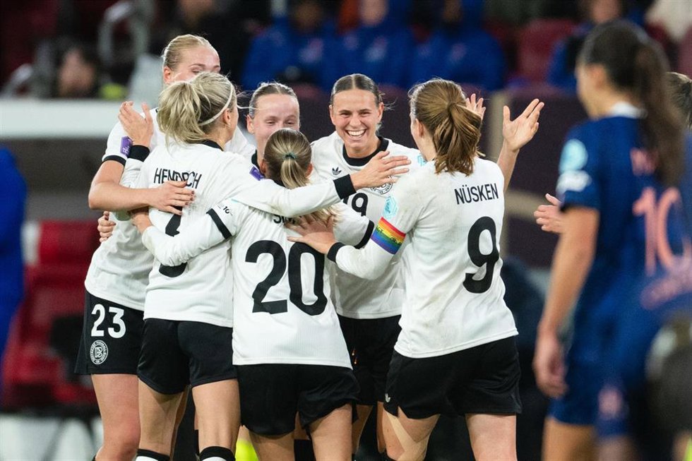 Las jugadoras de Alemania celebran un gol ante Francia en la Liga de Naciones 2025