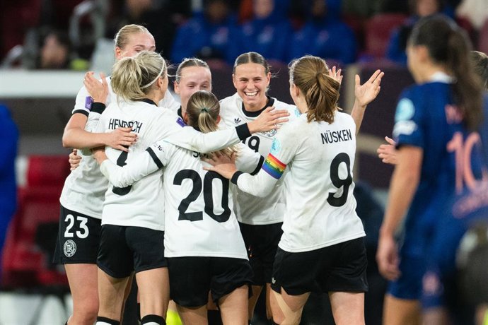 24 October 2025, North Rhine-Westphalia, Duesseldorf: Germany's Klara Buehl (2nd R) celebrates scoring her side's first goal with teammates during the UEFA Women's Nations League semi-final, first leg, soccer match between Germany and France at the Merkur