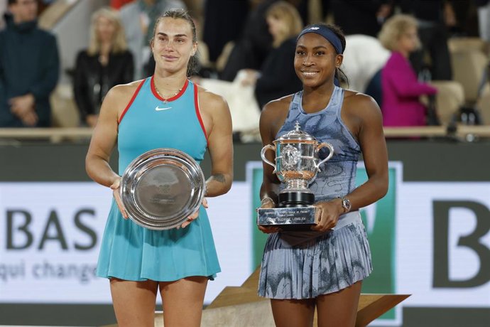 Archivo - Aryna Sabalenka y Coco Gauff tras la final de Roland Garros 2025