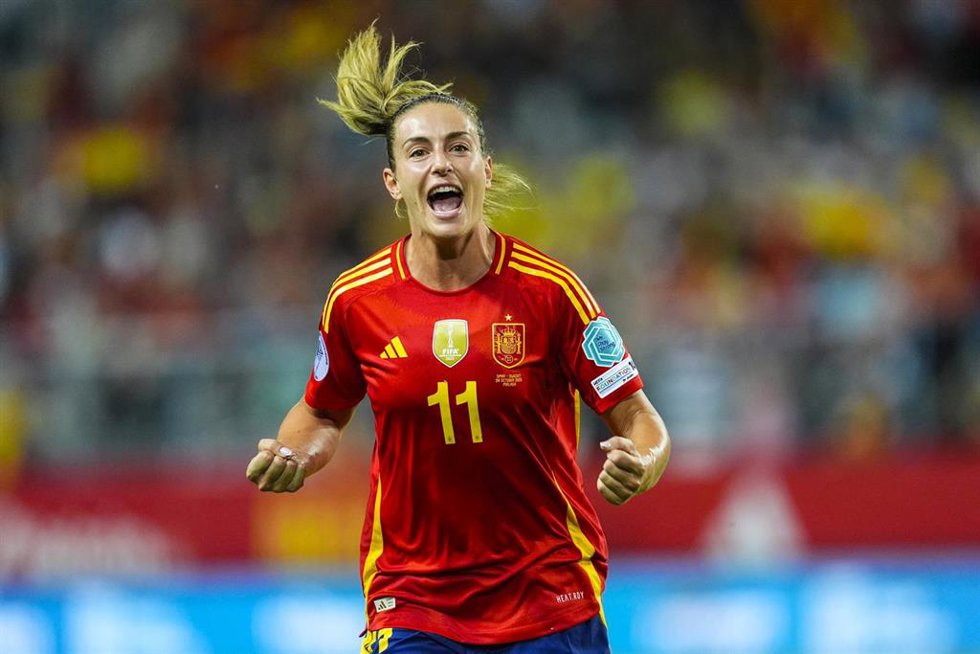 Alexia Putellas celebra un gol con la selección española.