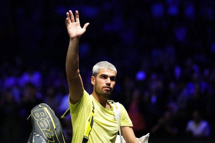 Carlos Alcaraz se despide del público tras caer en su debut en el Masters 1000 de París 2025