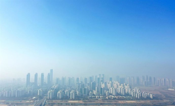 Archivo - 11 March 2025, South Korea, Incheon: The international business district of Songdo in Incheon is shrouded in haze as PM2.5 levels, referring to harmful particles smaller than 2.5 microns in diameter, are forecast to remain "bad" in the region. T