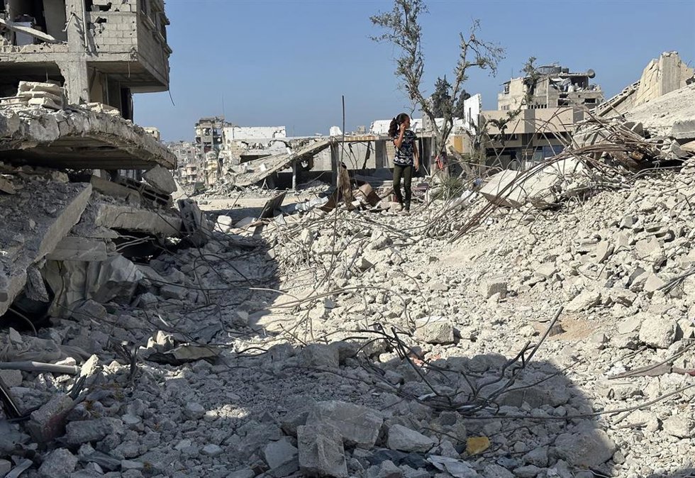 Palestinos regresan al centro de Jan Yunis, en el sur de la Franja de Gaza, para inspeccionar sus casas dañadas y comenzar las primeras reparaciones, a pesar de la destrucción generalizada y los limitados recursos 