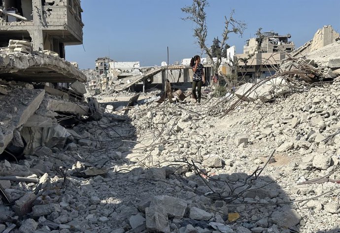 28 de outubro de 2025, Khan Yunis, Faixa de Gaza, Território Palestino: Os palestinos retornam ao centro de Khan Younis, no sul da Faixa de Gaza, para inspecionar suas casas danificadas e iniciar os esforços iniciais de reparo, apesar da destruição genera