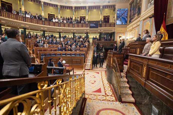 El hemiciclo del Congreso en un minuto de silencio, previo al pleno del Congreso de los Diputados, a 28 de octubre de 2025, en Madrid (España). 
