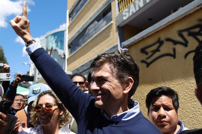 19 de outubro de 2025, La Paz, La Paz, Bolívia: O senador de centro-direita e candidato à presidência pelo Partido Democrata Cristão (PDC), Rodrigo Paz, cumprimenta os apoiadores durante o segundo turno das eleições presidenciais da Bolívia.