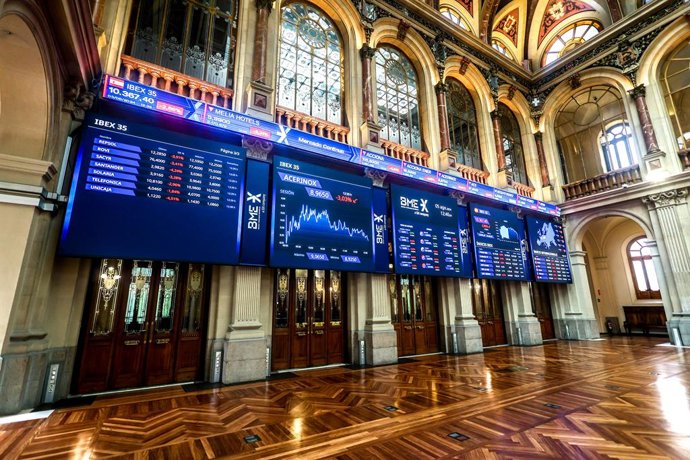 Archivo - Vista general de paneles del Ibex 35 en el Palacio de la Bolsa de Madrid, a 5 de agosto de 2024, en Madrid (España), donde opera BME, compañía del grupo Six.