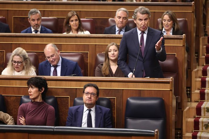El presidente del Partido Popular, Alberto Núñez Feijóo, interviene durante una sesión de control al Gobierno, en el Congreso de los Diputados, a 22 de octubre de 2025, en Madrid (España). El Gobierno se enfrenta de nuevo a preguntas relacionadas con la e