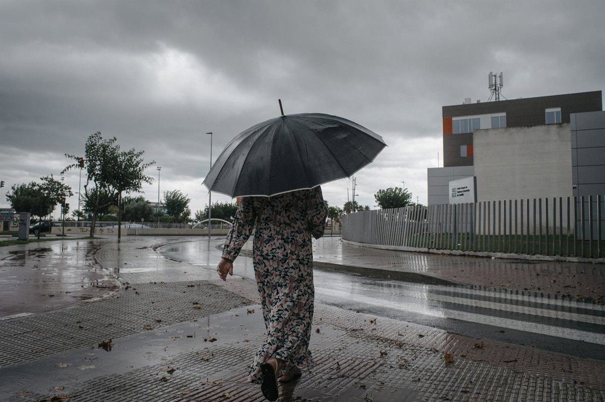Lluvia, viento, tormenta y olas activan los avisos en 15 provincias y Ceuta, cinco en nivel naranja por precipitaciones