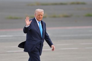 El presidente de Estados Unidos, Donald Trump, dirigiéndose al Air Force One para volar a Corea del Sur tras su visita oficial a Japón