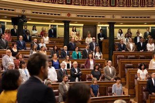 Archivo - Los diputados de la cámara durante un minuto de silencio durante una sesión plenaria extraordinaria, en el Congreso de los Diputados, a 22 de julio de 2025, en Madrid (España). El Congreso cierra este martes, 22 de julio, el curso parlamentario 