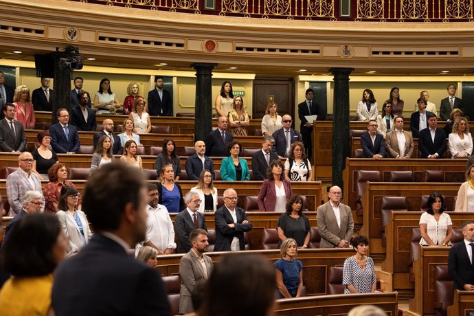 Archivo - Arquivo - Os deputados da Câmara fazem um minuto de silêncio durante uma sessão plenária extraordinária, no Congresso dos Deputados, em 22 de julho de 2025, em Madri (Espanha). O Congresso encerra o ano parlamentar na terça-feira, 22 de julho.