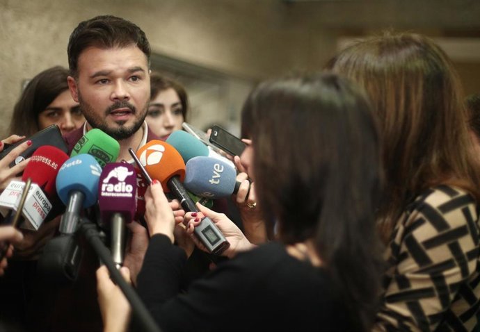 Archivo - El portavoz de ERC en el Congreso, Gabriel Rufián, en declaraciones a los periodistas