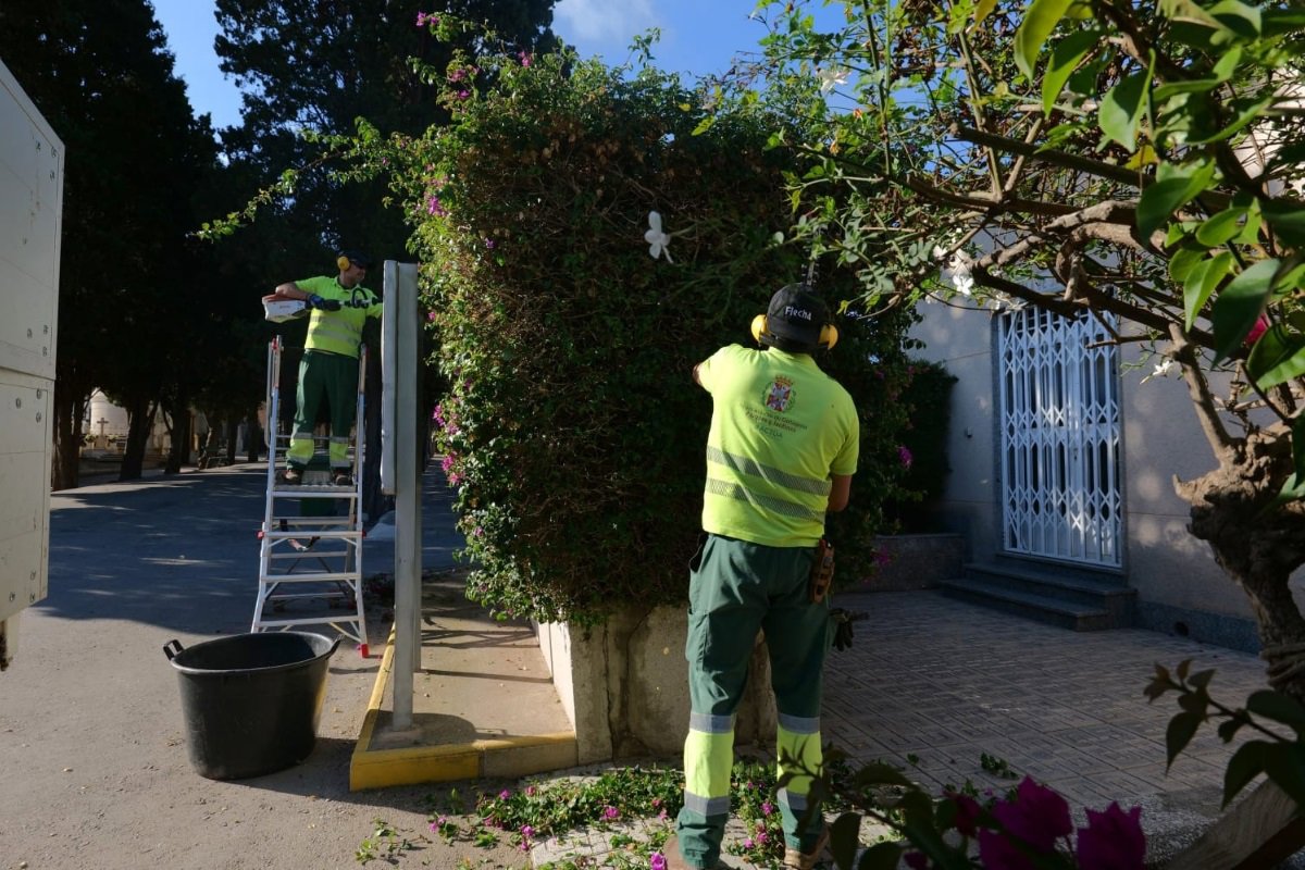 Cartagena refuerza la ornamentación floral de los cementerios municipales para Todos los Santos