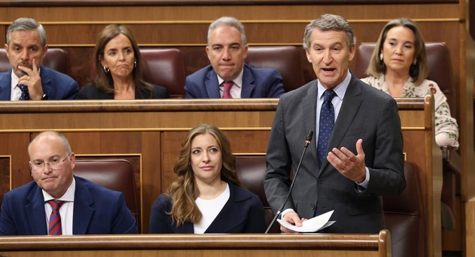 O presidente do PP, Alberto Núñez Feijóo, durante uma sessão de controle ao Governo, no Congresso, em 15 de outubro de 2025, em Madri (Espanha). Sumar, Bildu e o BNG apoiam a convocação de greves e paralisações em apoio a Gaza com a ausência do