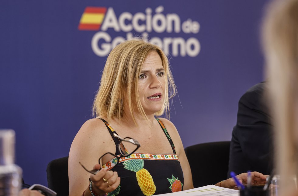 La delegada del Gobierno, Pilar Bernabé, se reúne, junto al comisionado especial para la reconstrucción y reparación de los daños provocados por la dana, José M Ángel, con representantes de UGT, CCOO y la CEV para hacer balance del estado de las obras 