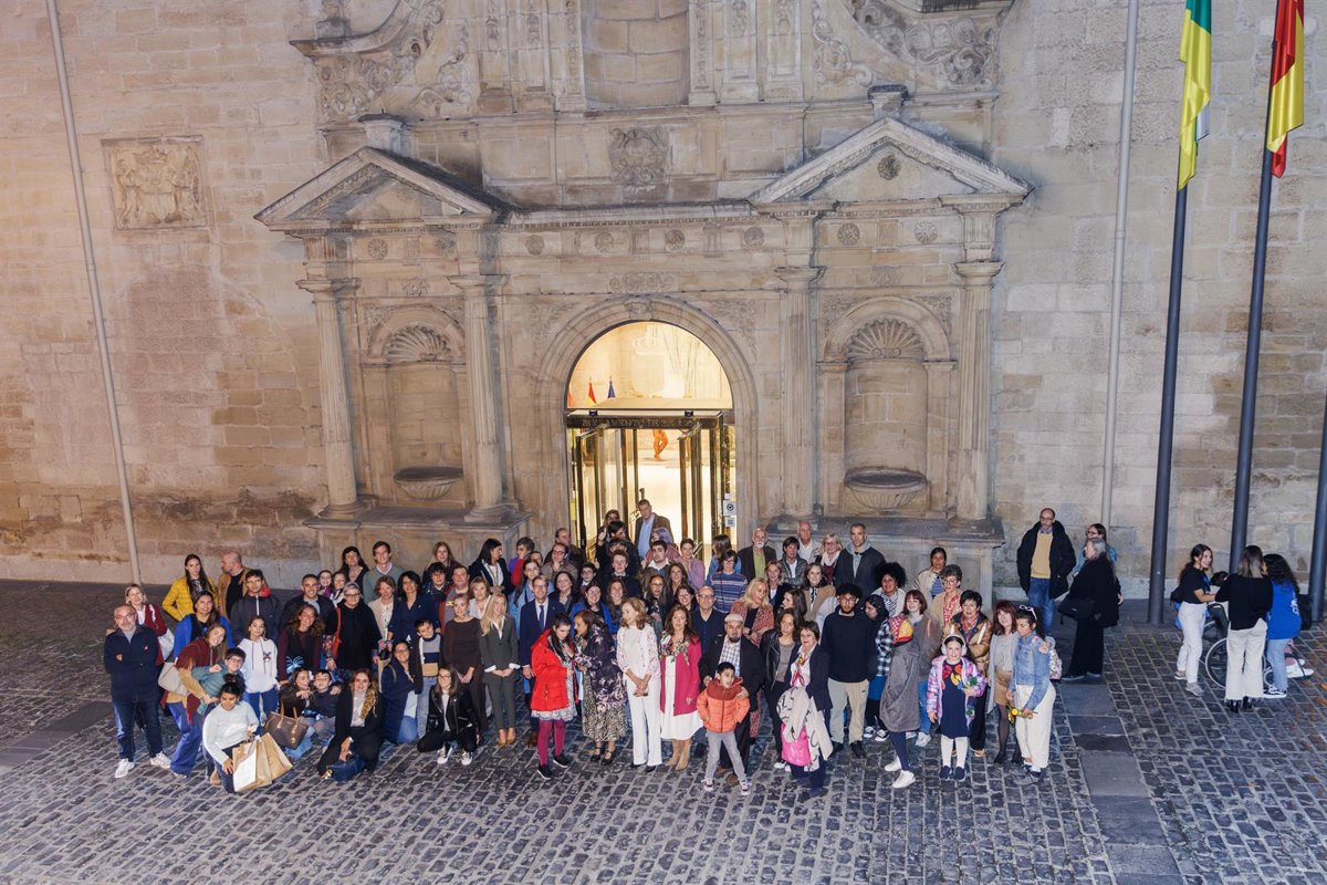 La presidenta del Parlamento felicita a  la gran familia ARPA Autismo  que cumple 40 años  aportando luz