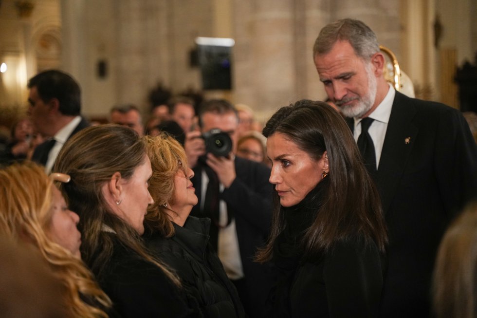 Los Reyes Felipe VI y Letizia saludan a los familiares de las víctimas tras la misa funeral por los fallecidos en las inundaciones provocadas por la DANA, en la Catedral de Valencia, a 9 de diciembre de 2024, en Valencia, Comunidad Valenciana (España).