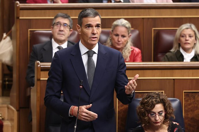 O Presidente do Governo, Pedro Sánchez, e a Primeira Vice-Presidente e Ministra da Fazenda, María Jesús Montero, durante uma sessão de controle no Congresso dos Deputados, em 29 de outubro de 2025, em Madri (Espanha). A sessão plenária começou com um m