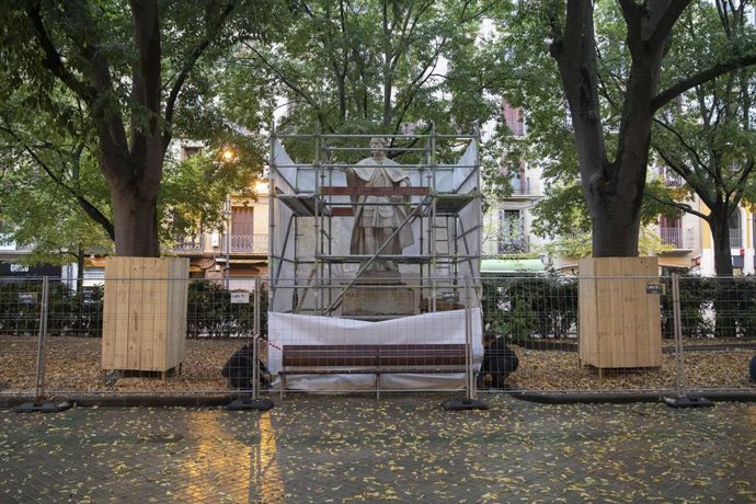 Una de las estatuas del Paseo de Sarasate que se trasladará a la Taconera.