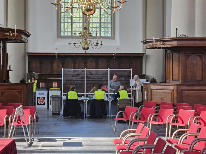 Archivo - Imagen de archivo de un centro de votación en Países Bajos.