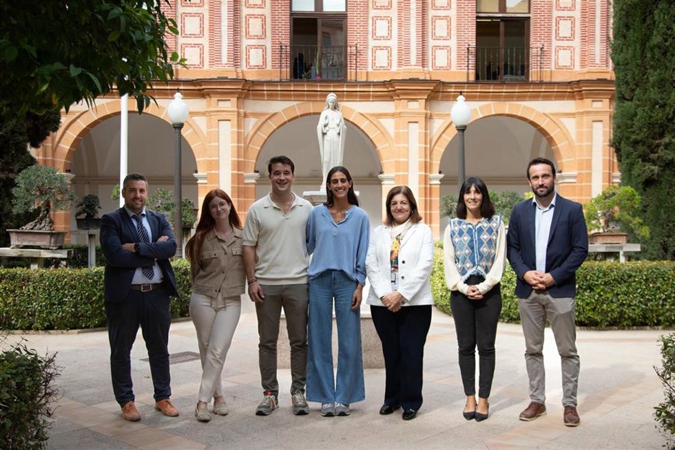 Foto de famlia tras la firma del acuerdo rubricado por los dos influencers y la presidenta de la UCAM
