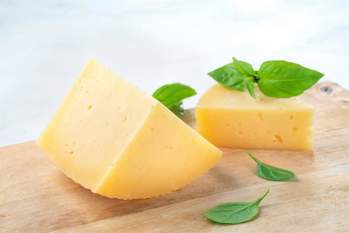 Muchos se equivocan al guardar el queso: así consigues que dure mucho más en la nevera