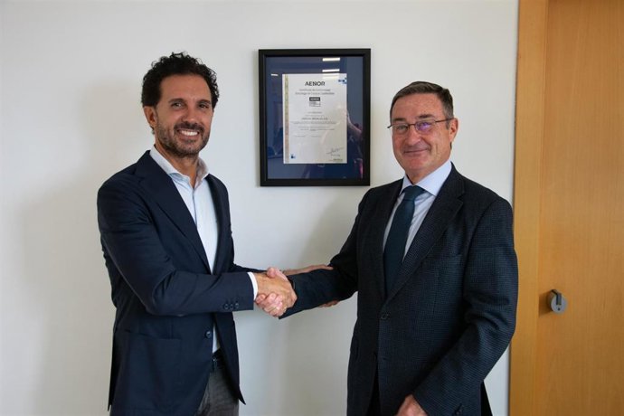 El  Director de Sadival, Antonio Gea, y director de AENOR territorial en la Comunidad Valenciana, Salvador Ibáñez