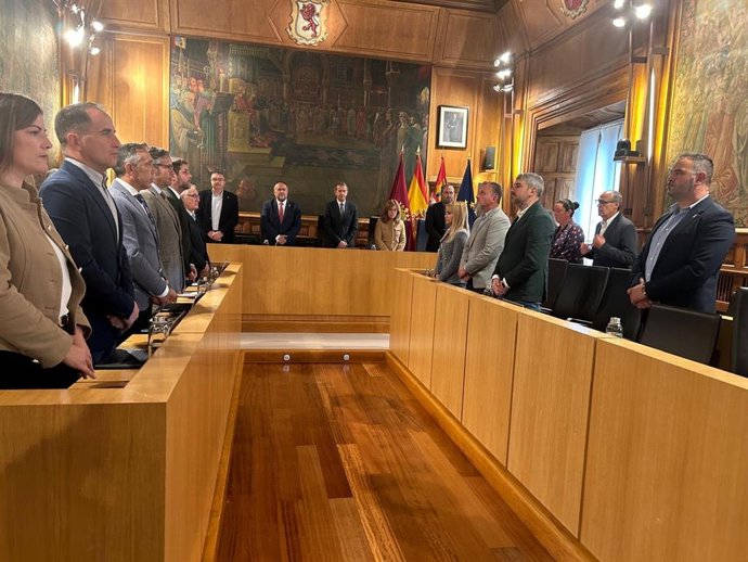 El pleno de la Dipuración de León guarda un minuto de silencio en recuerdo a las víctimas de la dana de Valencia, al cumplirse un año de la tragedia.