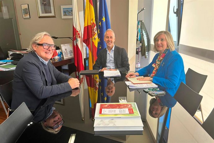 El consejero de Educación, Sergio Silva (centro), se reúne con el alcalde de Vega de Pas, Juan Carlos García