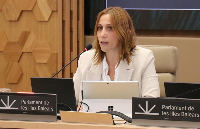 La directora general de Personal Docente y Centros Concertados, Joana Maria Cabrer, comparece en la Comisión de Asuntos Generales e Institucionales