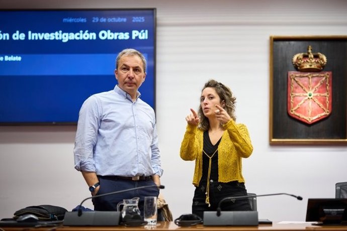 Pablo González, vocal de la mesa de contratación de las obras de duplicación del túnel de Belate, con la presidenta de la comisión de investigación del Parlamento de Navarra, Irati Jiménez.