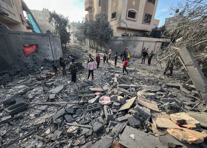 29 de outubro de 2025, Nusairat, Faixa de Gaza, Território Palestino: Palestinos inspecionam os prédios altamente danificados, alguns dos quais foram completamente destruídos, e coletam itens utilizáveis no campo de refugiados de Nuseirat depois que as fo