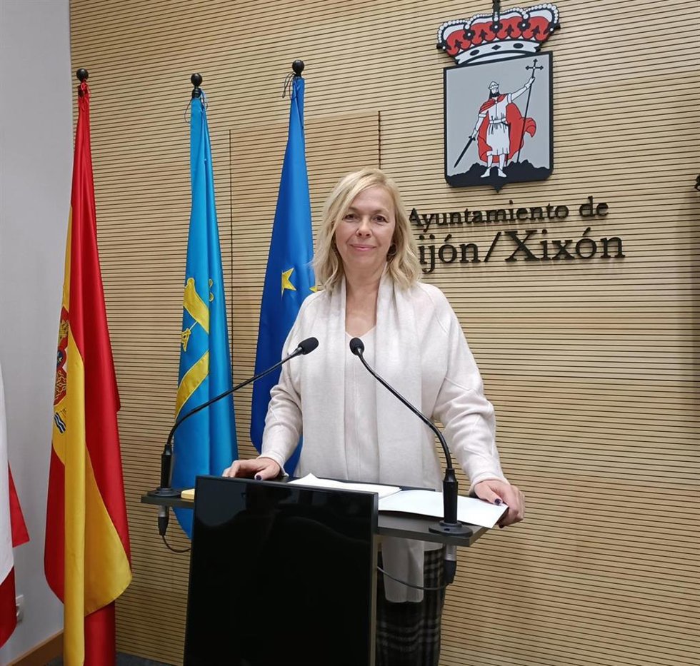La portavoz del Grupo Municipal de Vox, Sara Álvarez Rouco, en rueda de prensa en el Consistorio gijonés.