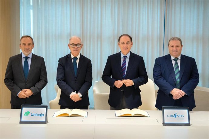 De izquierda a derecha, el director de Red Comercial de Unicaja, Agustín Sánchez; el CEO de Unicaja, Isidro Rubiales; el presidente de Garántia, Javier González de Lara, y el director general de Garántia, Antonio Vega.