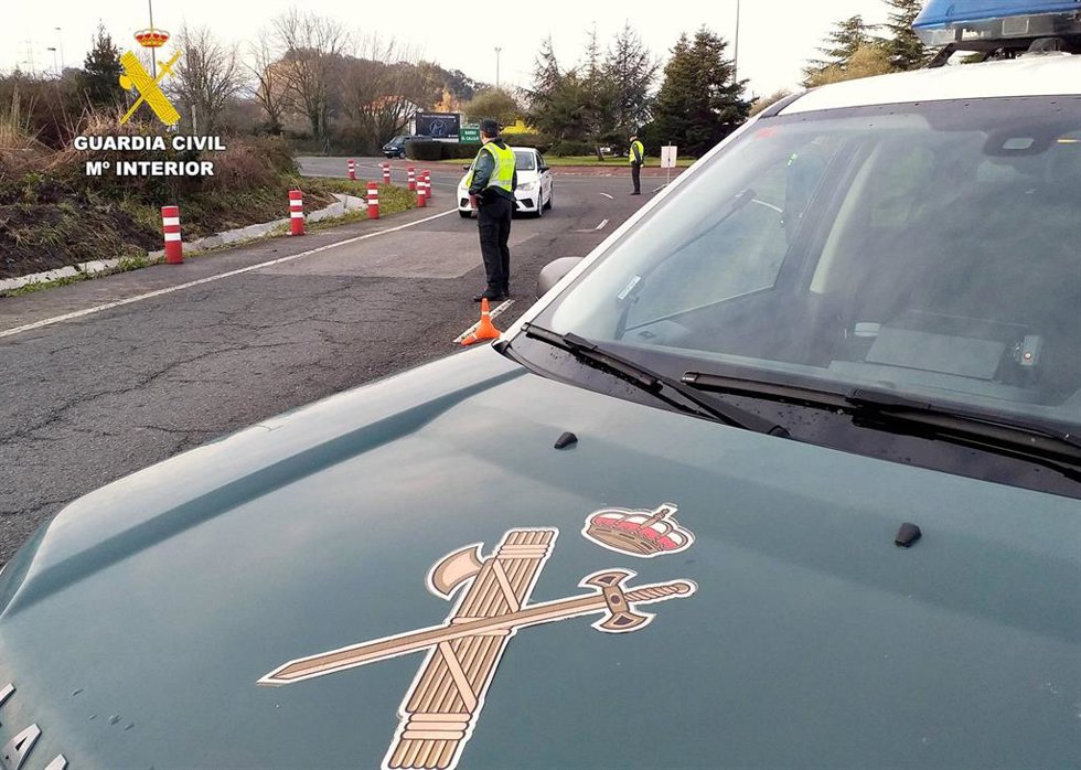 Patrulla de la Guardia Civil realiza actuaciones de vigilancia en vías