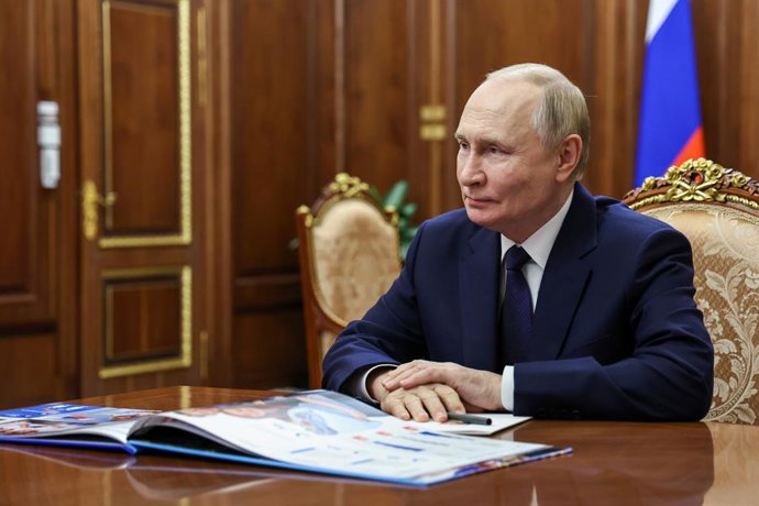 RÚSSIA, MOSCOU - 28 DE OUTUBRO DE 2025: Vladimir Putin (à direita), presidente da Rússia, participa de uma reunião com Dmitry Artyukhov, governador da Área Autônoma de Yamalo-Nenets, no Kremlin de Moscou