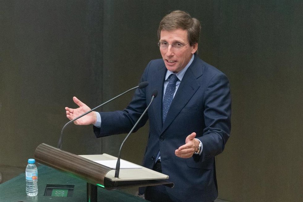 El alcalde de Madrid, José Luis Martínez-Almeida, durante una sesión ordinaria del Pleno del Ayuntamiento de Madrid, en el Palacio de Cibeles, a 28 de octubre de 2025, en Madrid (España).