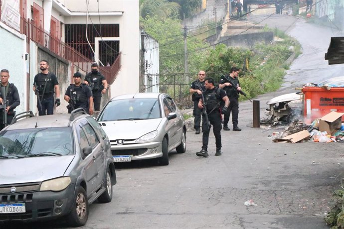 28 October 2025, Brazil, Rio De Janeiro: Police patrol a street in Rio de Janeiro during a large-scale operation in the Alemao favelas and the Penha district in the north of the city. Several suspected gang members were arrested. Photo: Jose Lucena/TheNEW
