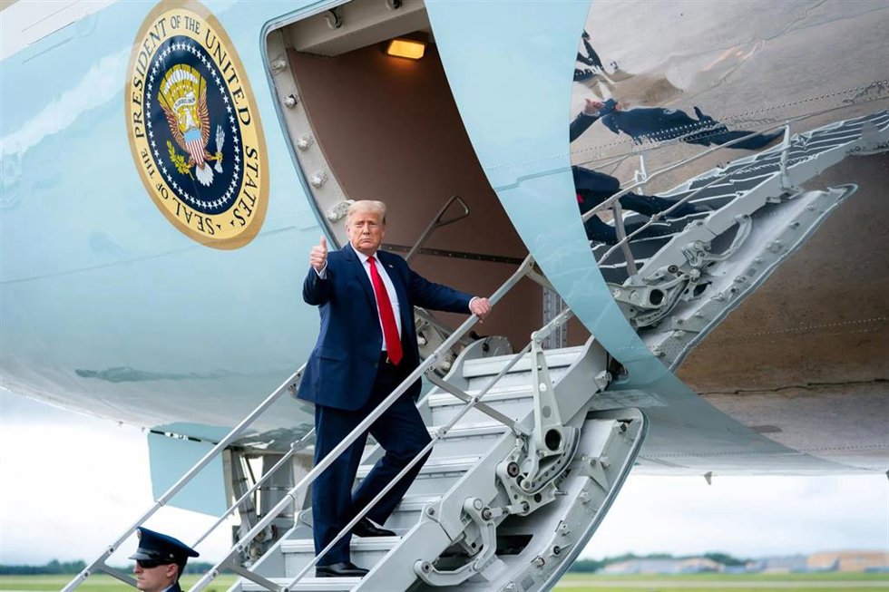 Archivo - Donald Trump, en las escaleras del Air Force One