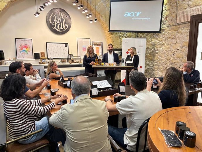 El director del Instituto de Turismo, Juan Francisco Martínez, participa en un taller de café asiático en Café Lab, en el marco de las jornadas profesionales organizadas por el Spain Convenien Bureau