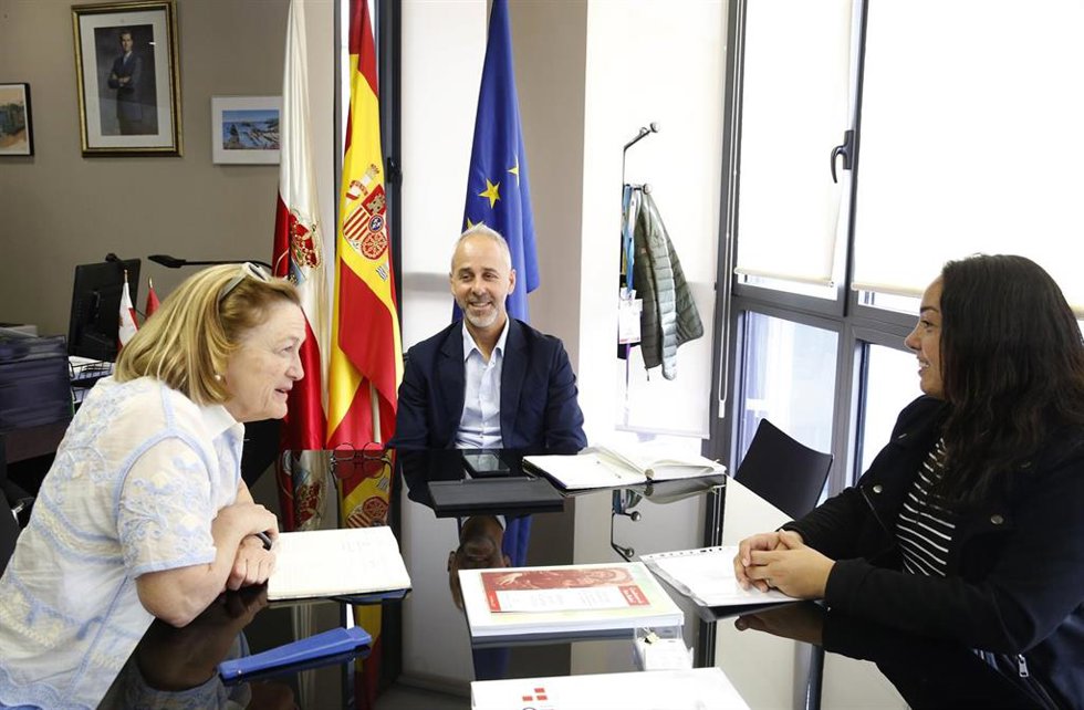 El consejero de Educación, Sergio Silva, se reúne con Beatriz Cea, promotora del proyecto Folklore trasmerano en las aulas