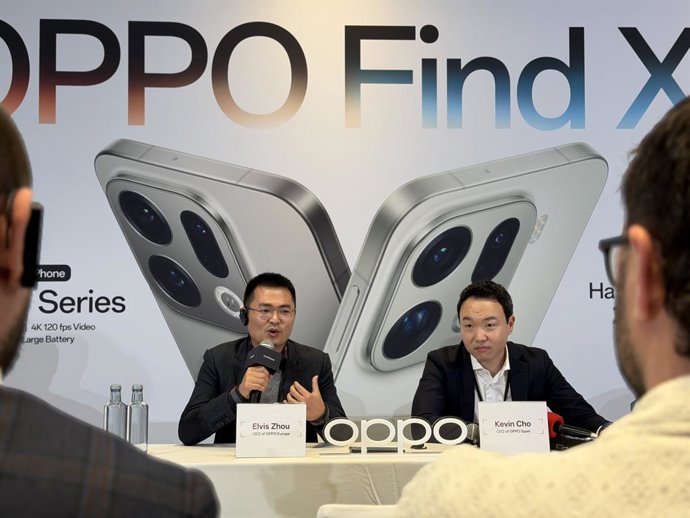 Elvis Zhou, CEO da OPPO Europa, e Kevin Cho, CEO da OPPO Espanha, em uma coletiva de imprensa após o lançamento da série Find X9 em Barcelona.