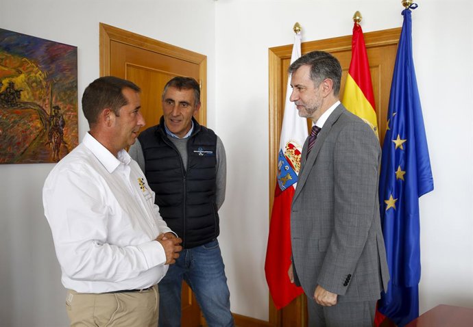 El consejero de Deporte, Luis Martínez Abad, recibe al nuevo presidente de la Federación Cántabra de Automovilismo, José Ramón Escalada