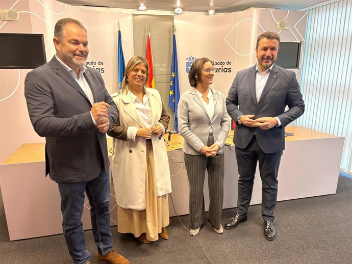 El presidente de la Cámara de Comercio de Oviedo, Carlos Panieceres; la vicepresidenta, Gimena Llamedo; la vicepresidenta segunda de la Cámara de Comercio de Gijón, Teresa Fernández; y el presidente de la Cámara de Comercio de Avilés, Daniel González.
