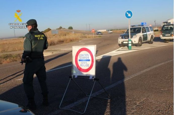 Agente de la Guardia Civil en un control en la entrada de Santovenia de Pisuerga.