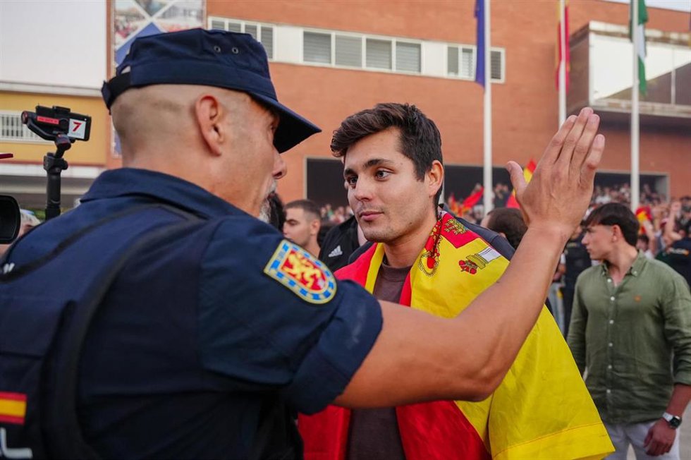El seudo periodista Vito Quiles llega a la concentración convocada bajo el lema 'España combativa' en la Universidad Pablo Olavide de Sevilla (UPO).