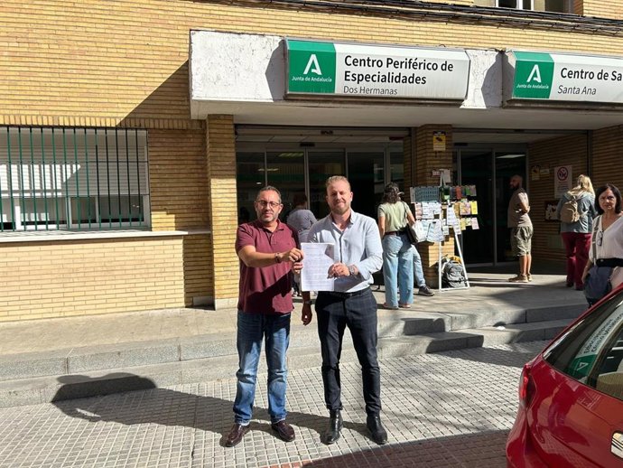 El portavoz de Vox en Dos Hermanas (Sevilla), Adrián Trashorras, y el portavoz adjunto de la citada formación, José Antonio Alcocer, frente a un centro de salud.